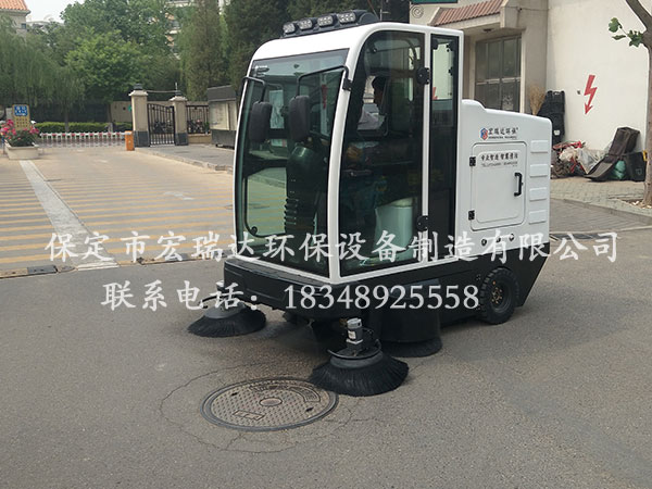 河北宏瑞达物业清扫车2100走进山东济南东亚尚城国际小区