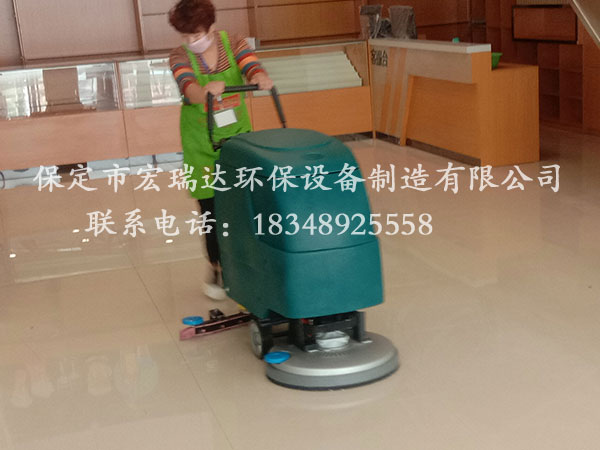 河北宏瑞达全自动洗地机在雷通购物广场上岗