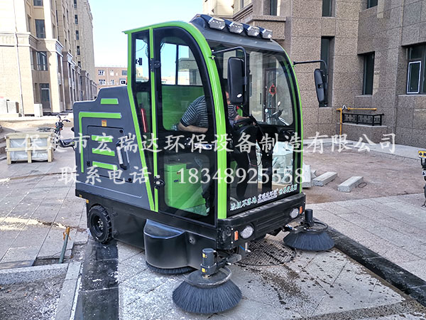 保定宏瑞达21502电动扫地车在江西南昌东湖小区上岗