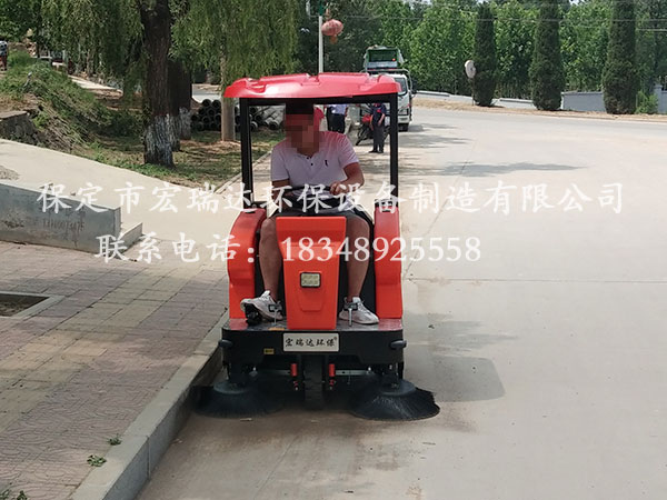 忻州美丽乡村使用保定宏瑞达1450路面清扫车进行道路清洁
