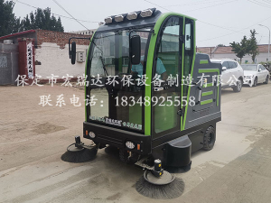 河南焦作村委会使用保定宏瑞达2150路面清扫车进行村里道路的清洁