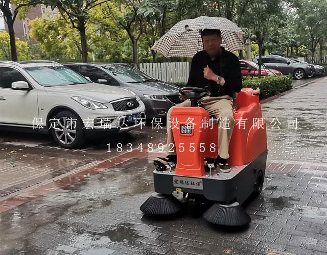 公园扫地车.jpg 公园扫地车.jpg