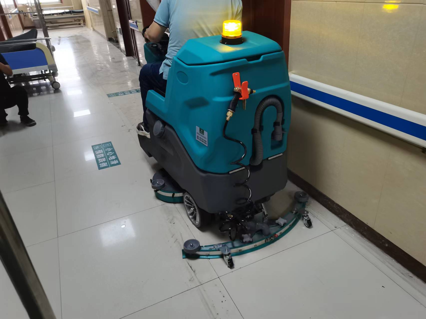 驾驶式电动扫地机怎么用?